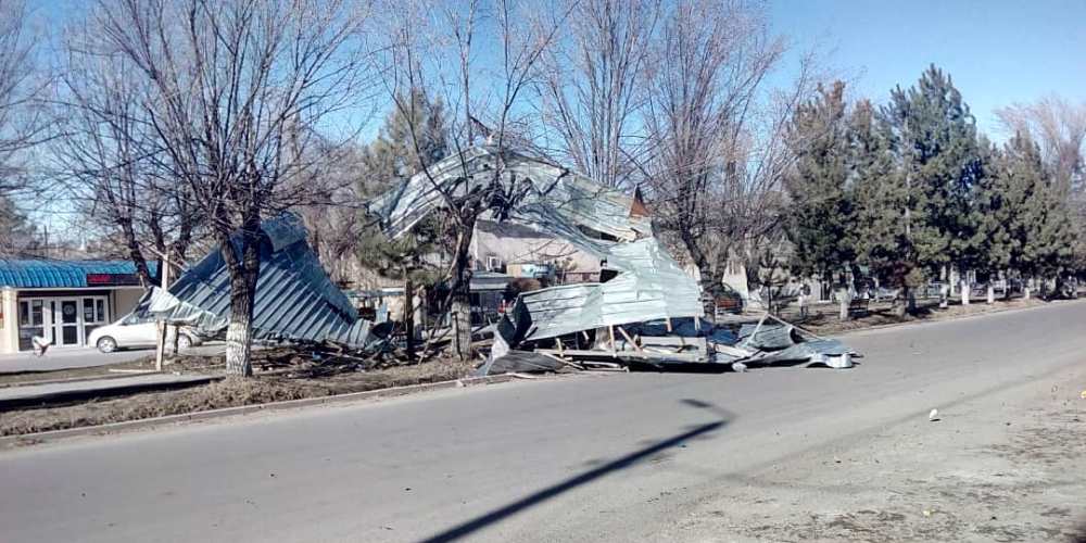 Шквалистый ветер снес кровли домов в Токмаке